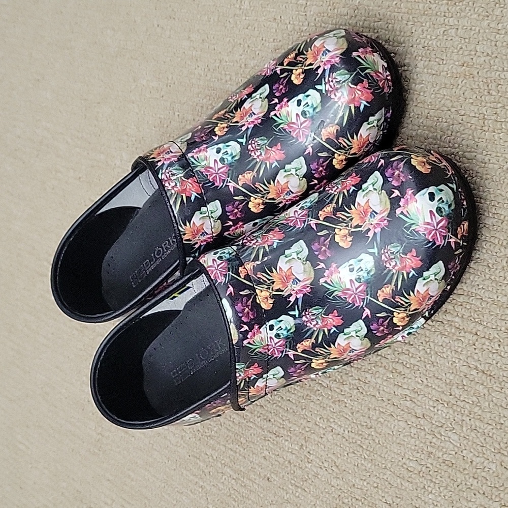 Bjork Swedish Comfort Size 39/40 HALLOWEEN SKULLS